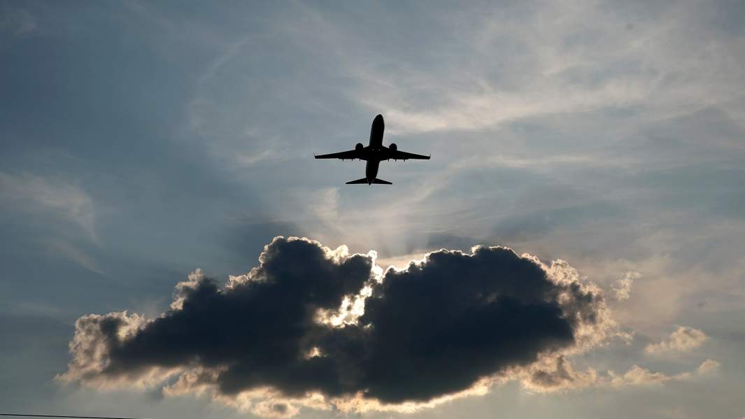 самолет в небе