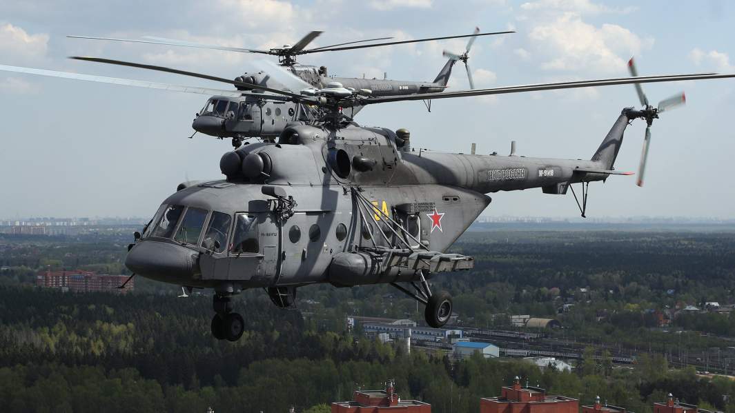Ми-8АМТШ на генеральной репетиции военного парада в небе над Москвой