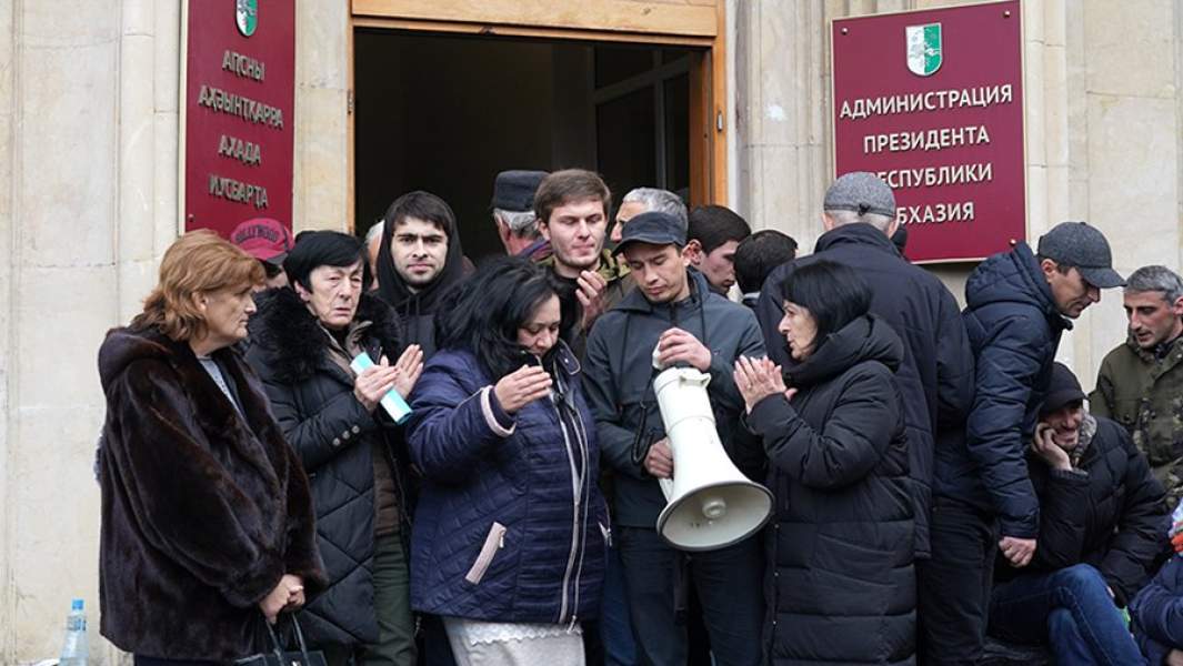Протестующие у здания администрации президента Республики Абхазия в Сухуме