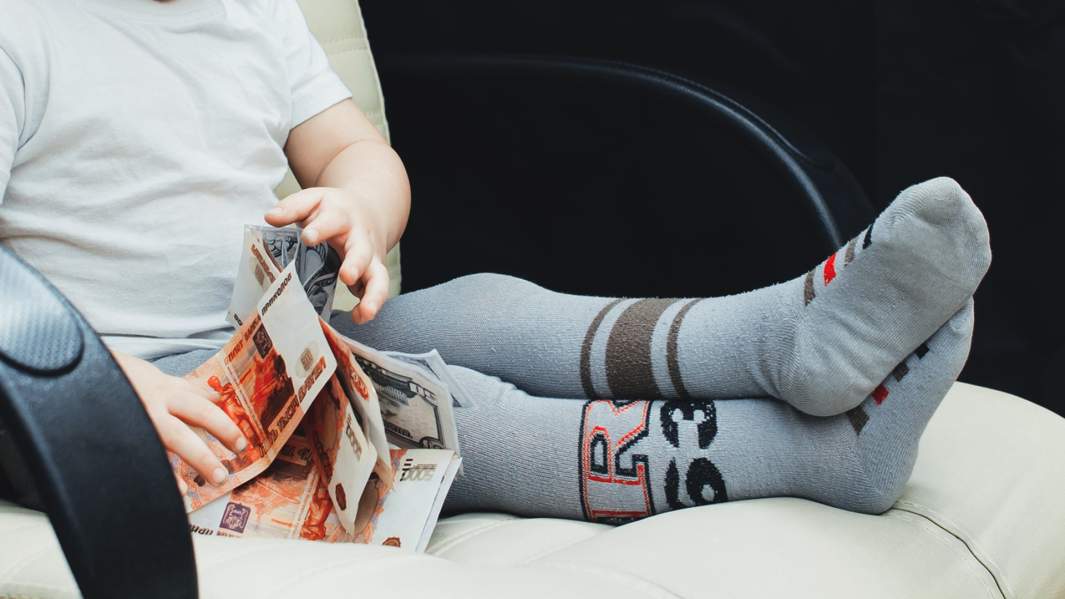 ребенок с деньгами 