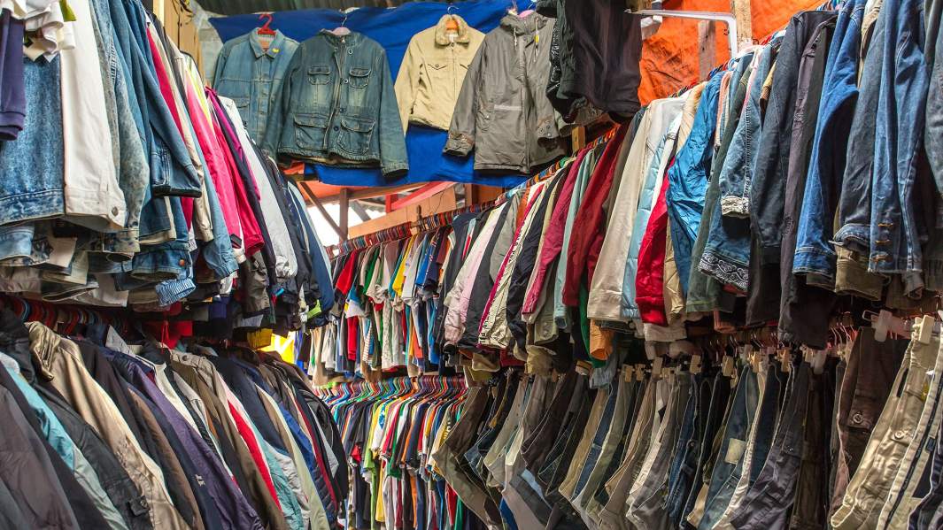 Одежда в одном из магазинов «секонд-хэнда»