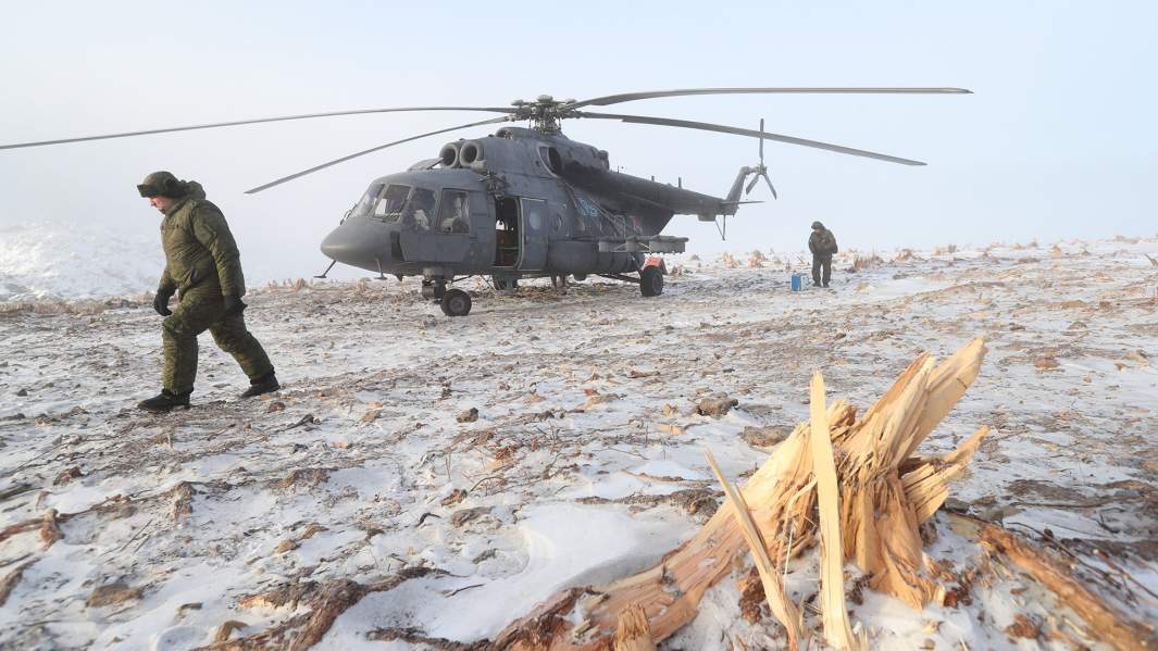 Вертолет Ми-8АМТШ инженерных войск РФ во время устранения завала на реке Бурея в Хабаровском крае. Февраль 2019 года