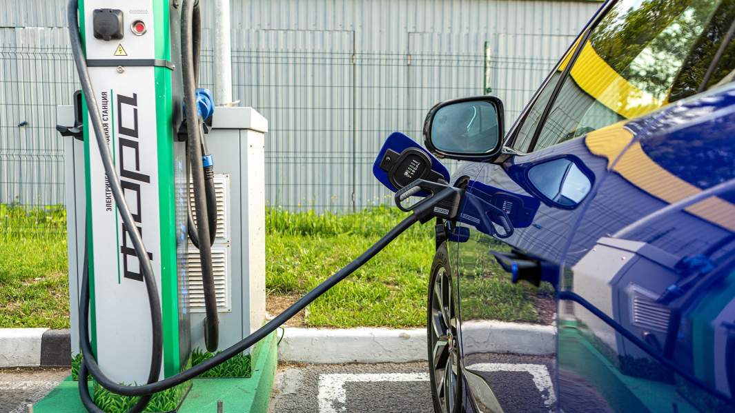 Специальные зарядные станции постоянного тока — самый быстрый способ заправить электромобиль, но их пока немного