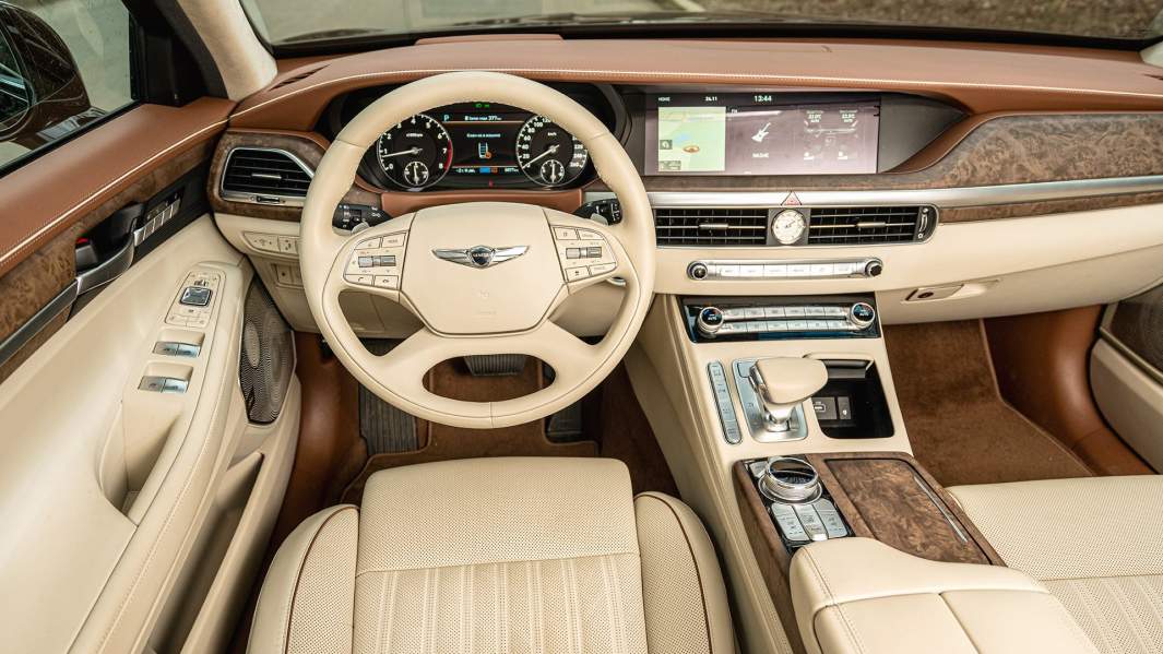 Салон богато отделан и доступен в нескольких цветовых вариантах