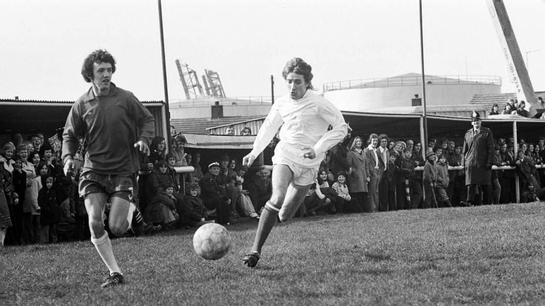 Род Стюарт играет в футбол