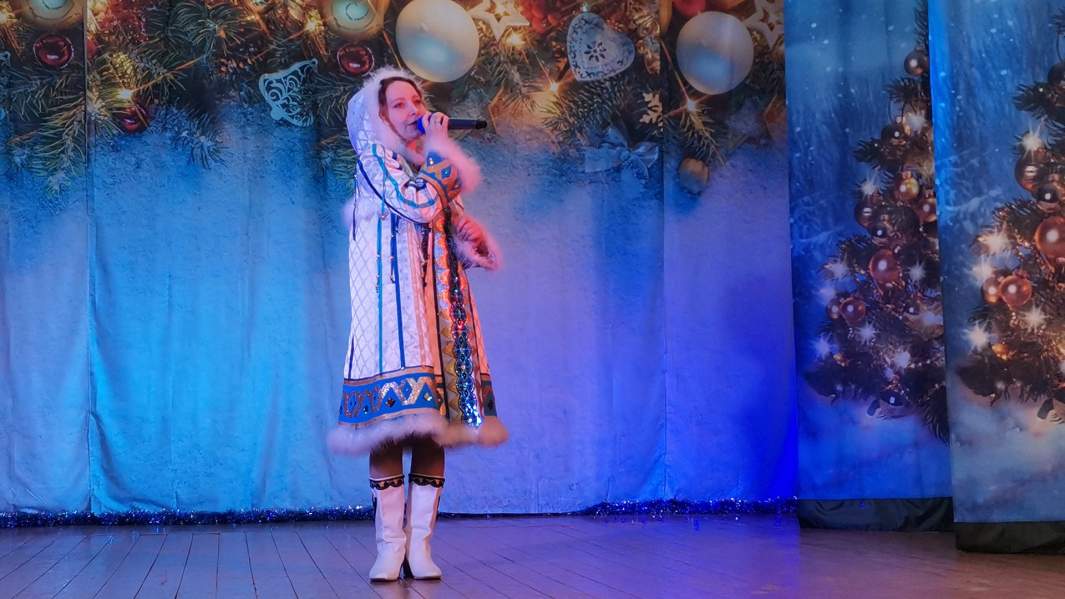 Выступление участницы ансамбля в местно доме культуры