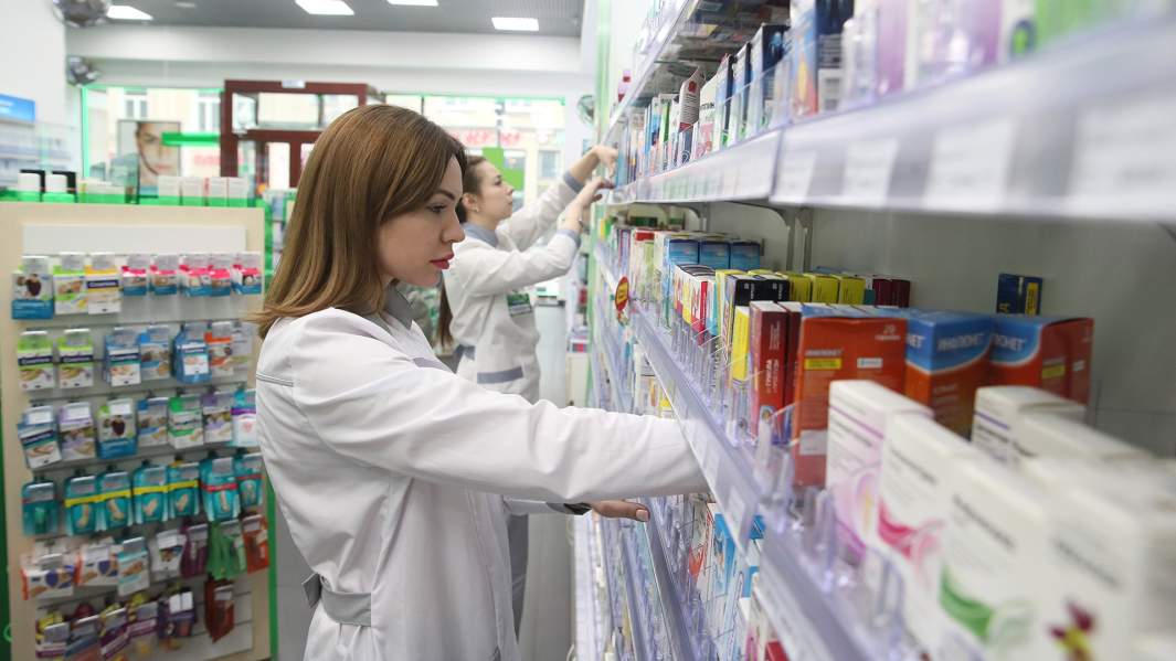 Фармацевт у прилавка аптеки