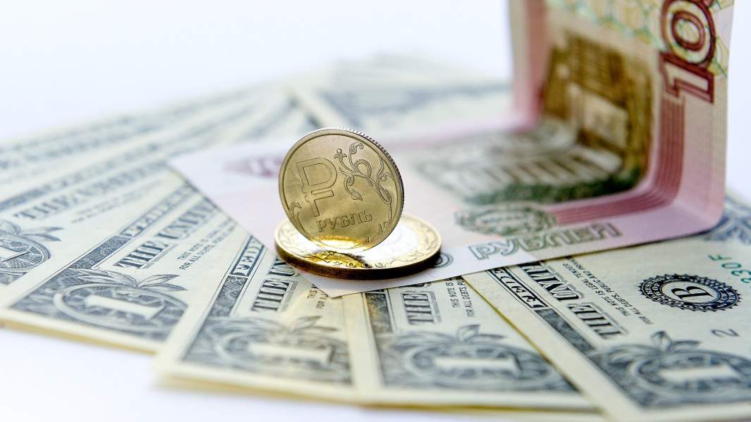 Монеты и купюры рублей и долларов США