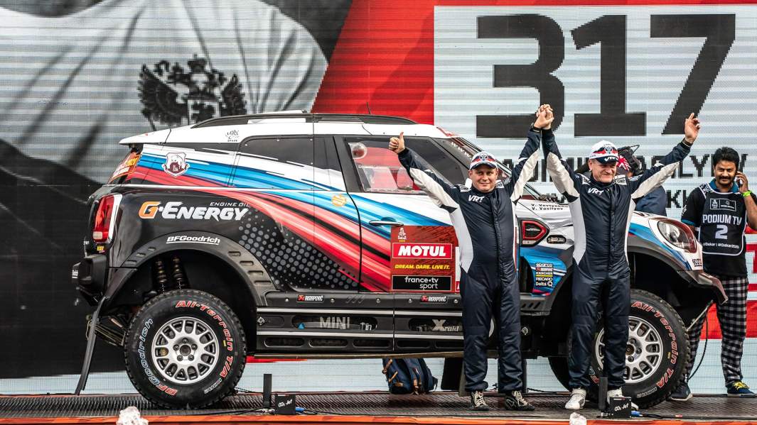 Экипаж Владимира Васильева во время церемонии торжественного старта гонки на территории стадиона имени принца Абдуллы Аль-Фейсала в городе Джидда