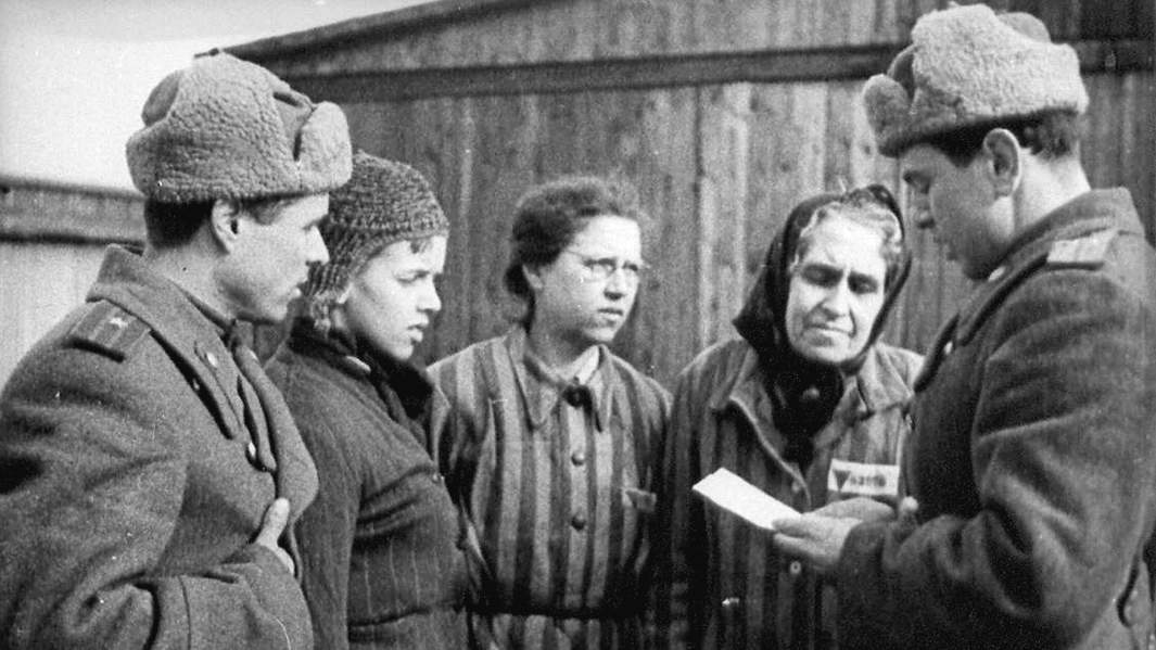 Первые жертвы: в сети опубликовали неизвестные ранее снимки перевозки людей в Освенцим (фото)