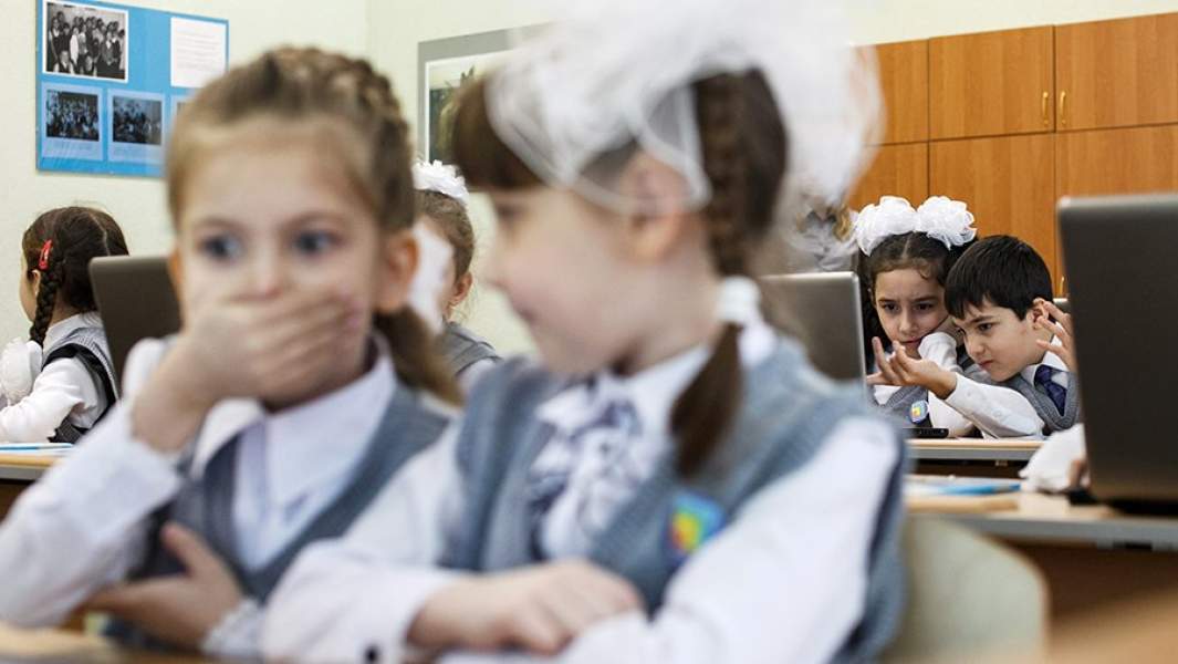 Дети на уроке математики в одном из начальных классов средней школы