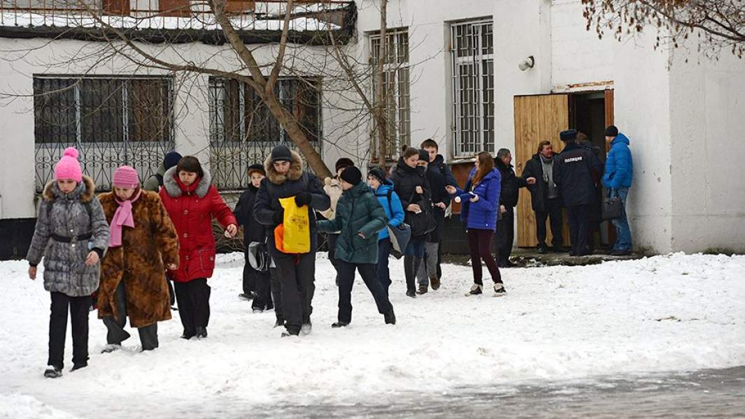 Эвакуация учащихся московской школы № 263, куда проник вооруженный старшеклассник Сергей Г. – учащийся школы. 3 февраля 2014 года