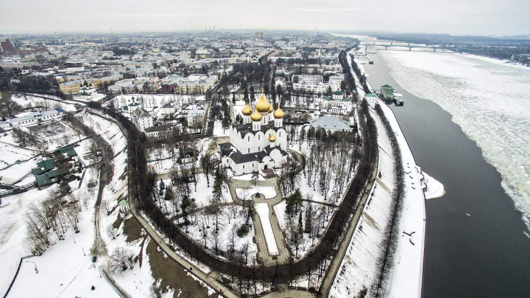 Свято-Успенский кафедральный собор на берегу Волги в Ярославле.