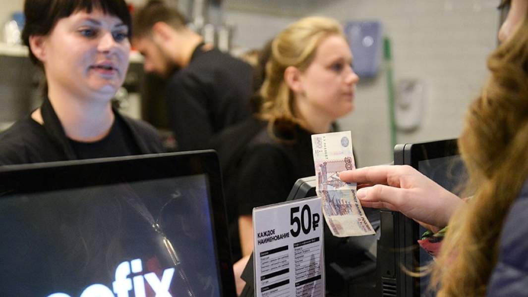 Покупатель оплачивает товар в магазине