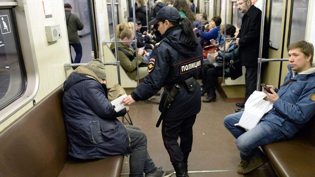 Сотрудник полиции в вагоне Московского метрополитена