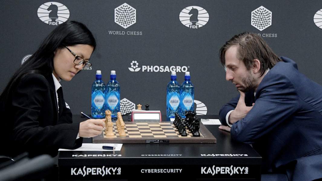 Гроссмейстер Хоу Ифань (КНР) и Александр Грищук (Россия) на этапе Гран-при Москвы по шахматам