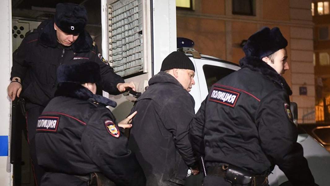 Илья Аверьянов у Пресненского суда Москвы