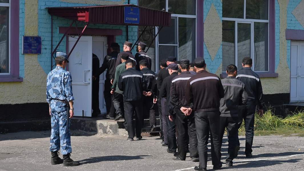 Заключенные у столовой в Исправительной колонии