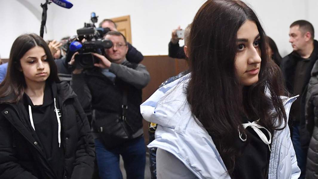 Кристина Хачатурян (справа) и Ангелина Хачатурян в Басманном суде Москвы. 26 декабря 2018 года