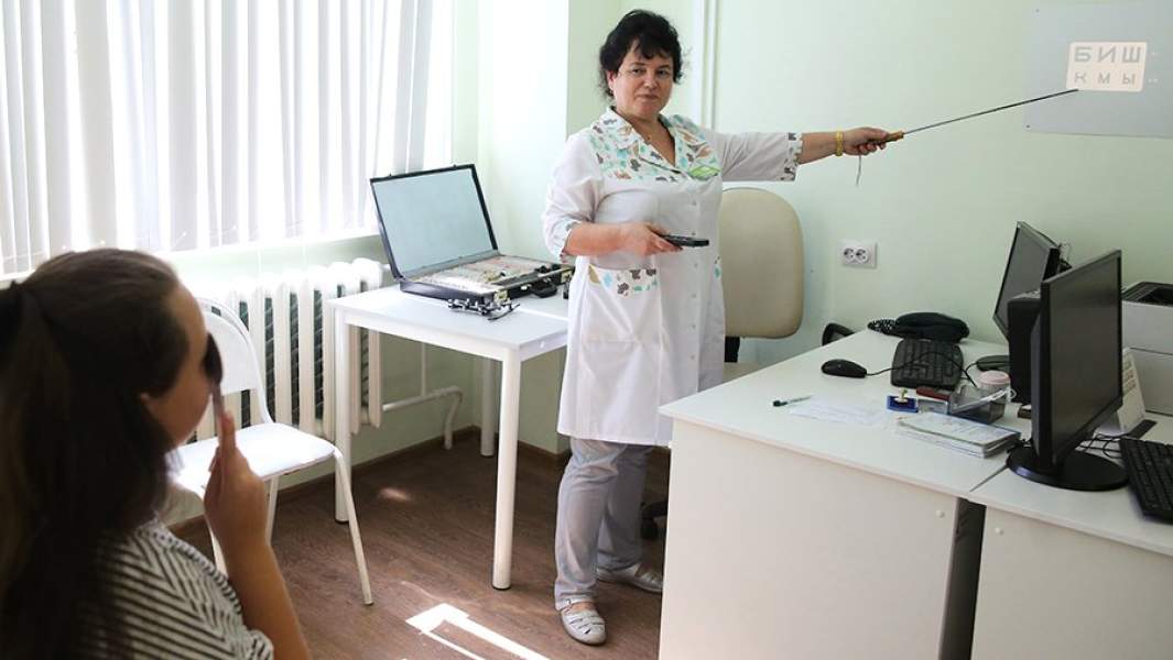 Офтальмолог проводит проверку зрения ребенка в рамках детской диспансеризации