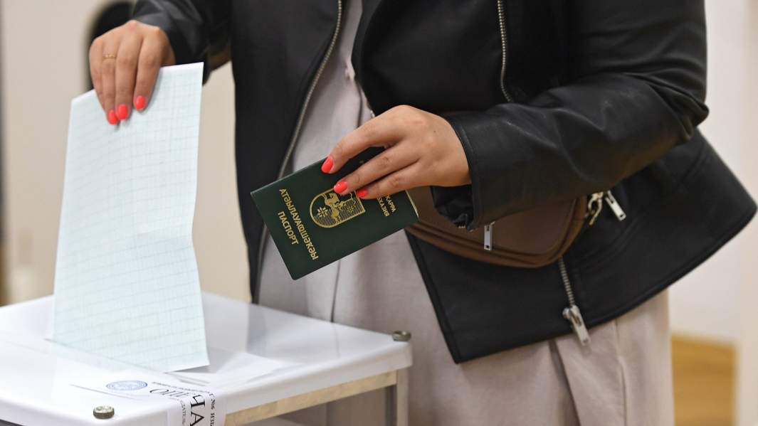 Избиратель голосует в день второго тура выборов президента Абхазии на избирательном участке. 8 сентября 2019 года