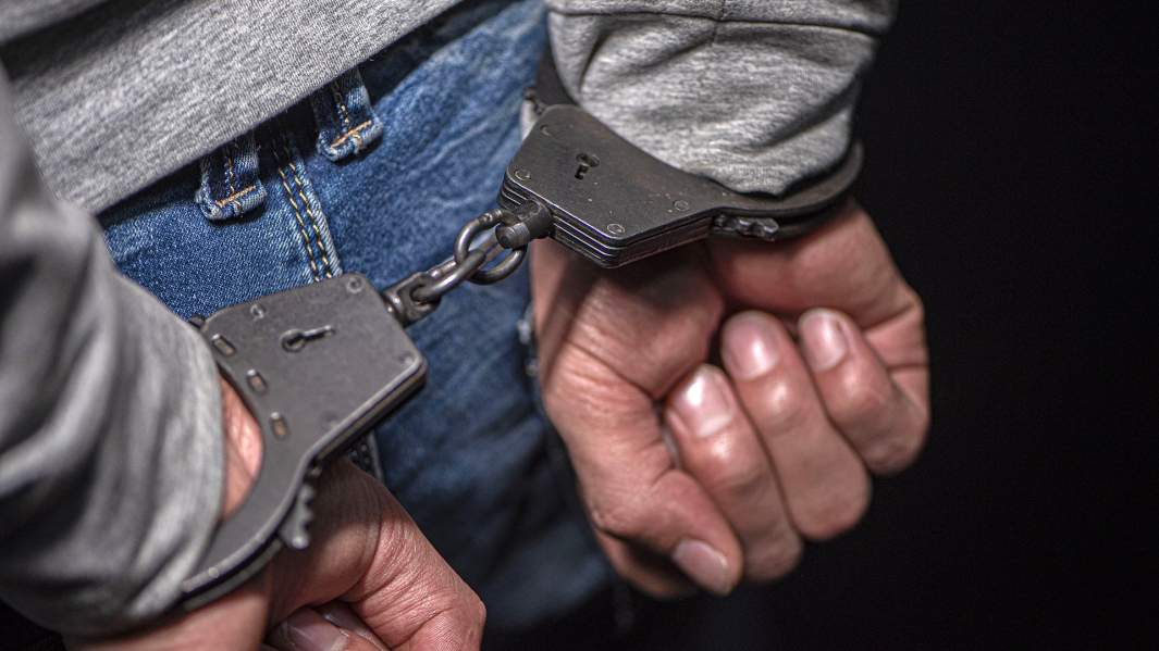 Руки в наручниках