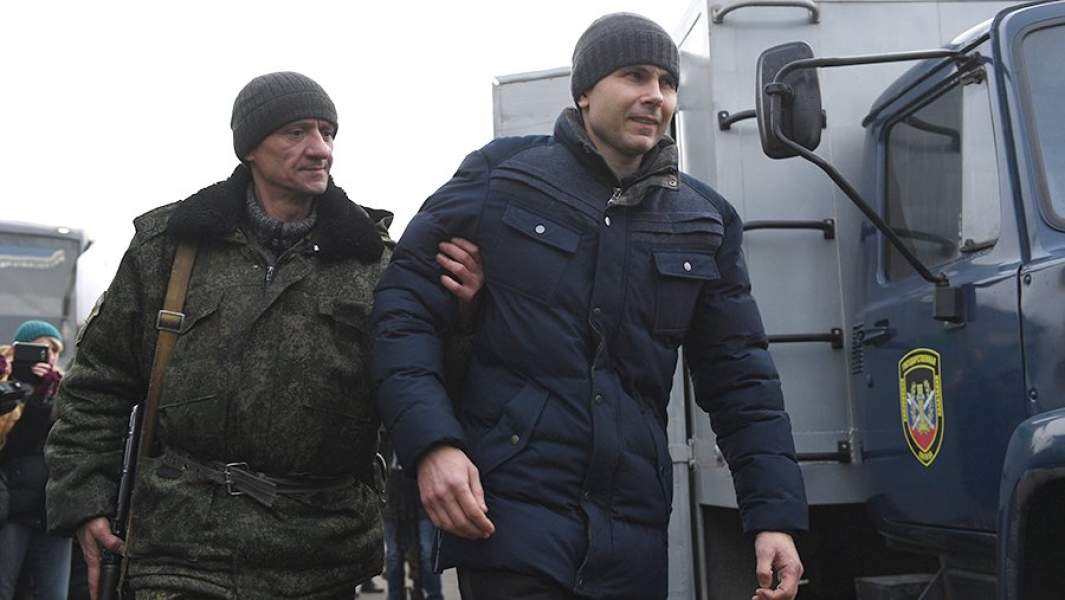 Представитель ДНР и пленный украинский военнослужащий на КПП на окраине города Горловка в Донецкой области, где должна произойти процедура обмена удерживаемыми лицами между самопровозглашенными республиками ДНР и ЛНР и Киевом