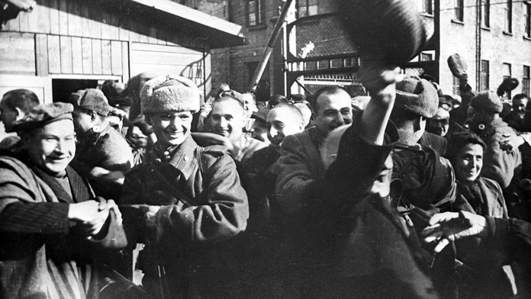 Узники концентрационного лагеря Аушвиц-Биркенау в первые минуты после освобождением лагеря Советской Армией. 27 января 1945 года