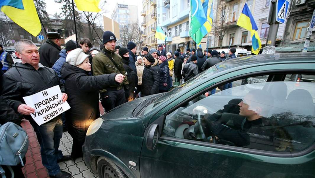 Участники митинга против законопроекта о продаже сельскохозяйственных земель перекрыли дорогу ведущую к Верховной Раде Украины в Киеве