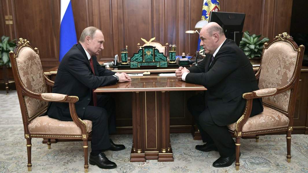 Президент РФ Владимир Путин и руководитель Федеральной налоговой службы (ФНС) Михаил Мишустин во время встречи