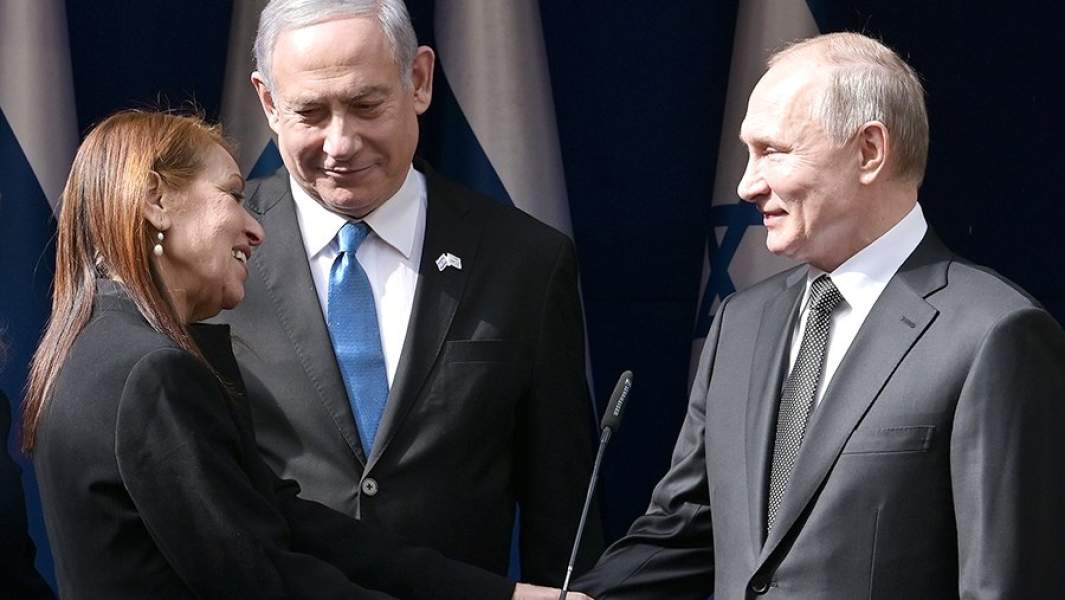 Президент РФ Владимир Путин и премьер-министр Израиля Биньямин Нетаньяху после встречи в Иерусалиме с матерью осужденной в РФ израильтянки Наамы Иссасхар Яфрой. 23 января 2020 года