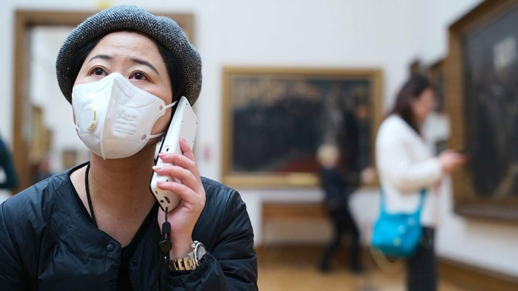 Посетительница музея в Москве в медицинской маске