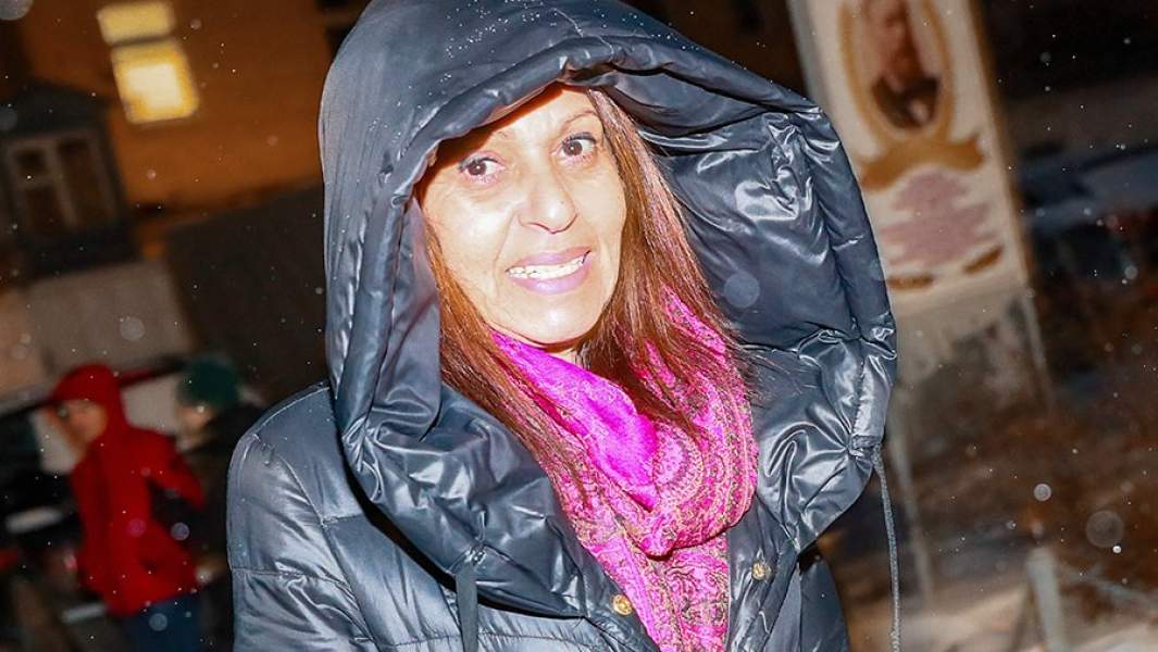 Мать осужденной за контрабанду наркотиков и попросившей о помиловании израильтянки Наамы Иссасхар Яффа Иссасхар у исправительной колонии ИК-1, где отбывает наказание ее дочь