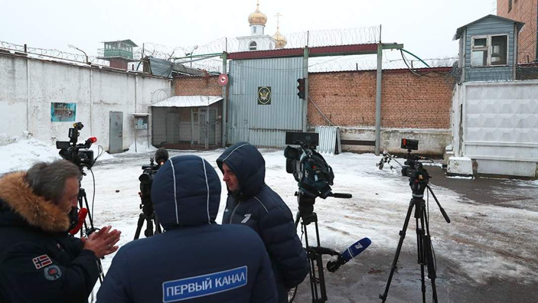 Корреспонденты у исправительной колонии ИК-1, где отбывает наказание за контрабанду наркотиков израильтянка Наама Иссасхар