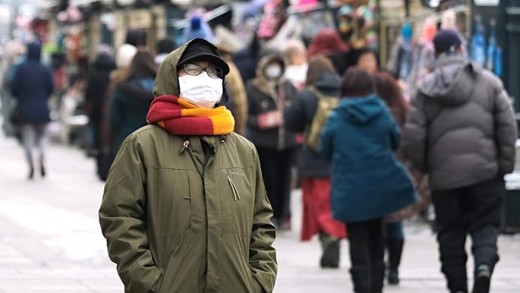 Туристка из Китая на набережной канала Грибоедова в Санкт-Петербурге