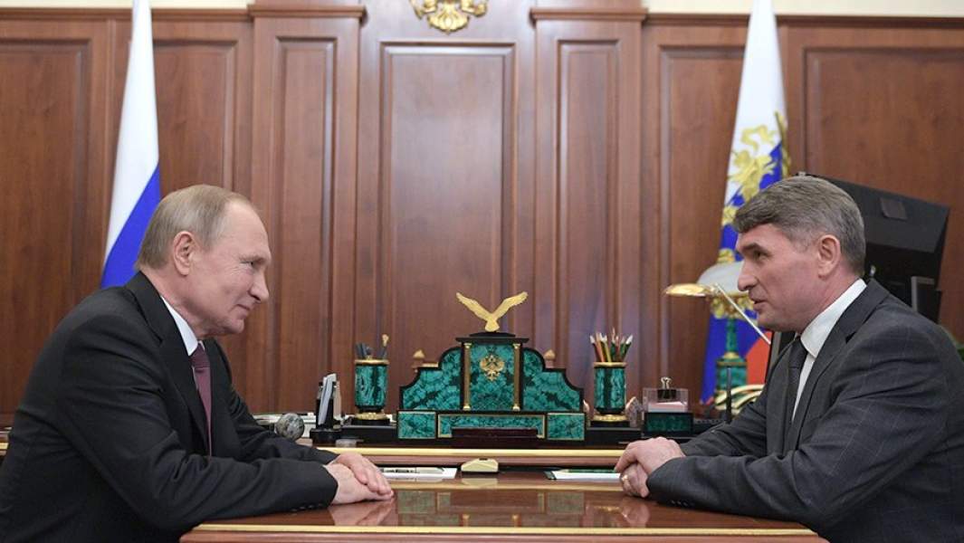 Президент РФ Владимир Путин и временно исполняющий обязанности главы Чувашской Республики Олег Николаев во время встречи
