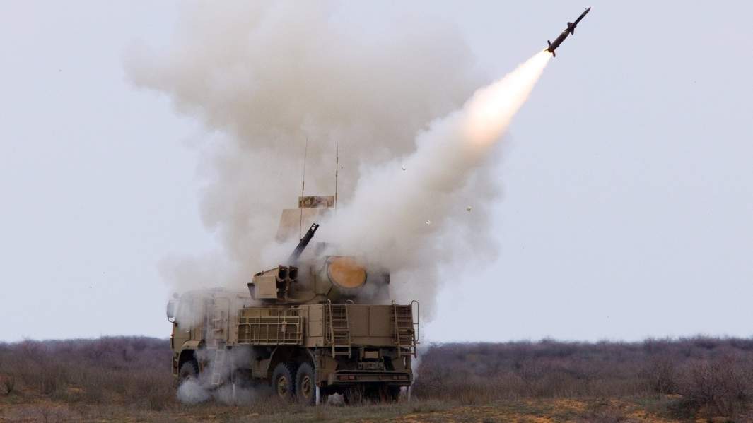 Пуск ракеты зенитно-ракетным комплексом «Панцирь-С»