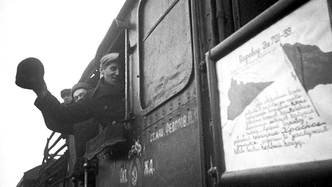 Поезд направляется в освобожденный город Шлиссельбург, 1944 год