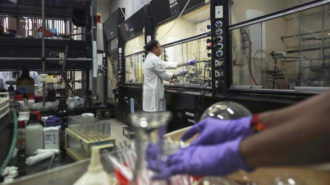 Сотрудники в лаборатории одной из фармацевтических компаний