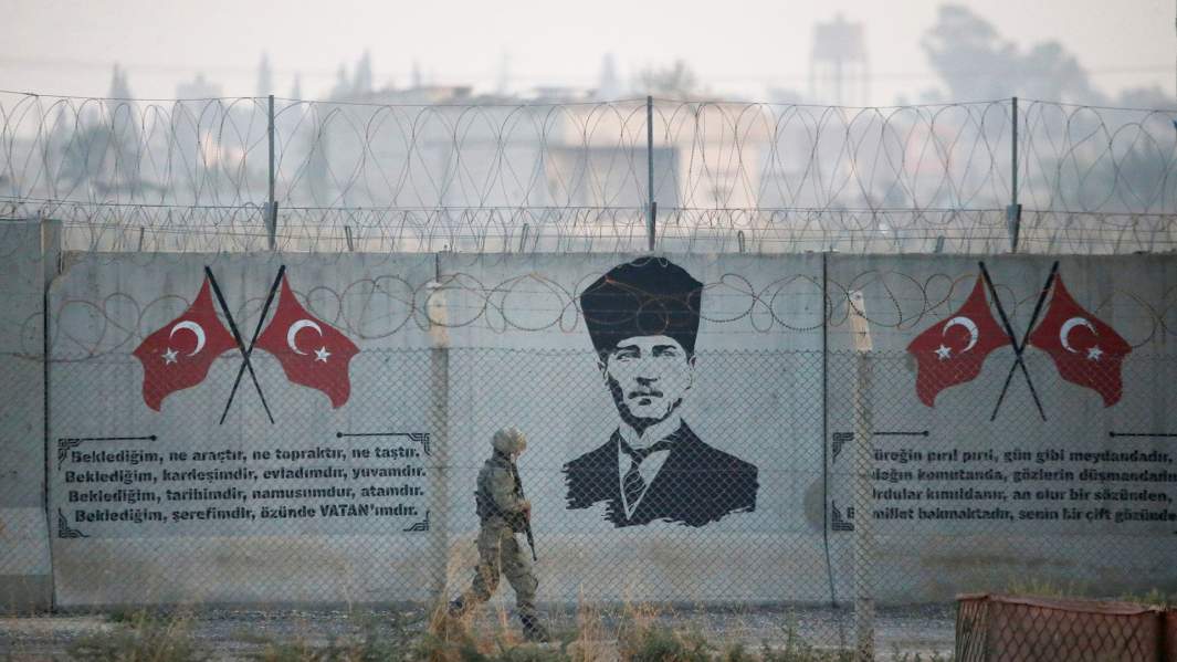 Турецкий солдат на сирийско-турецкой границе