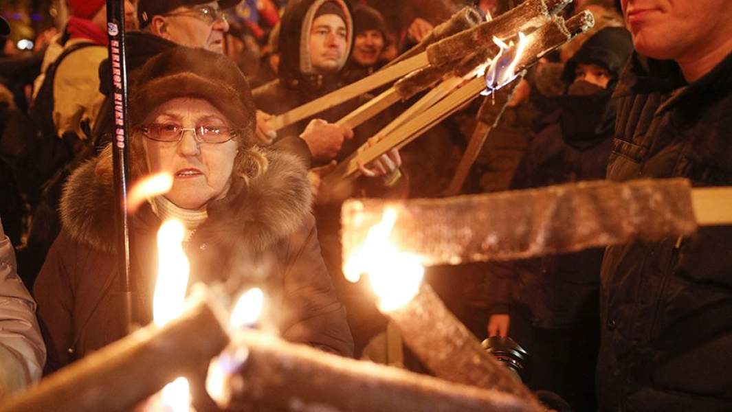 Участники факельного шествия националистов, приуроченного к 111-й годовщине со дня рождения Степана Бандеры в Киеве