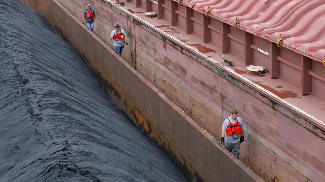 Баржи с углем на реке Огайо, США