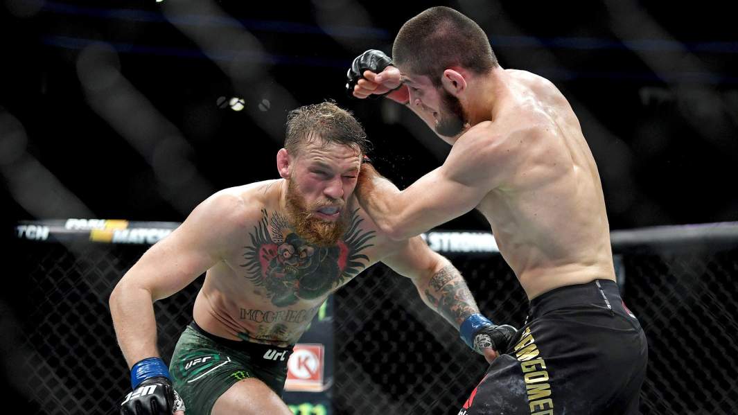 Бой на UFC 229 между Конором МакГрегором (слева) и Хабибом Нурмагомедовым (справа)