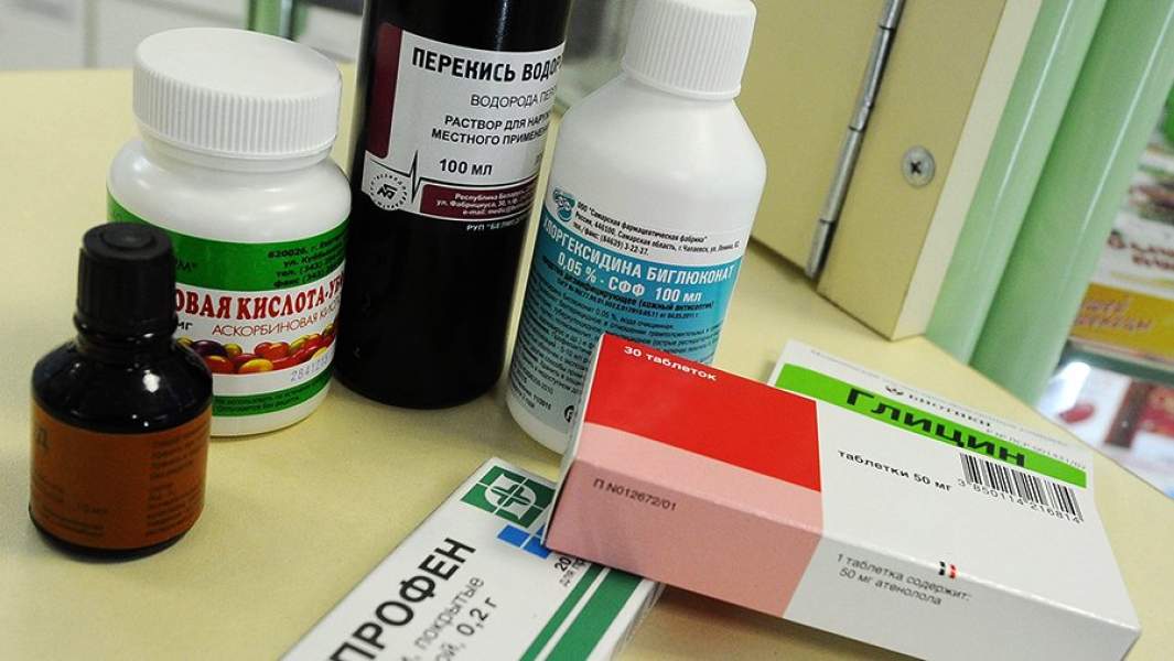 Лекарства на прилавке аптеки