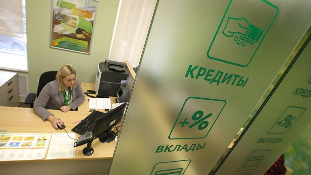 Сотрудница банка в одном из отделений