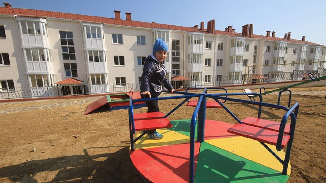 Детская площадка у нового жилого дома