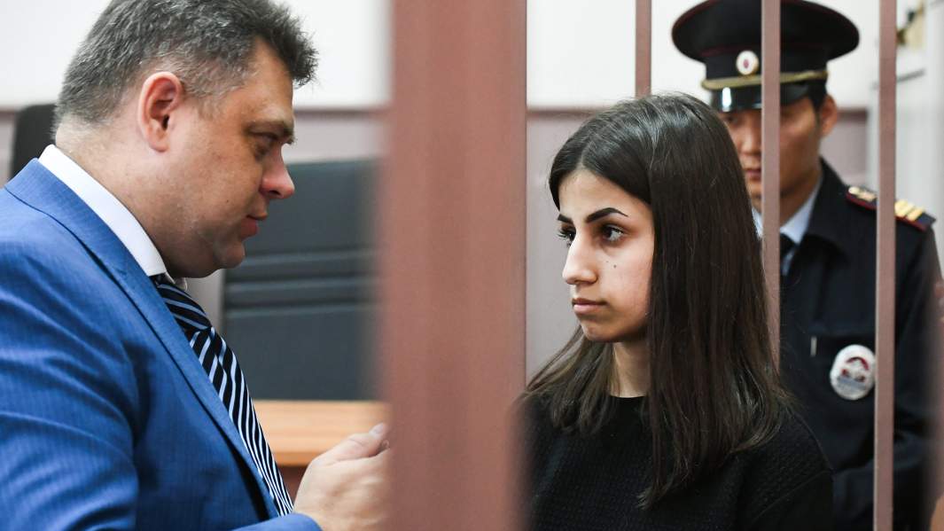 Одна из сестер Хачатурян — Ангелина, обвиняемая в соучастии в жестоком убийстве своего отца, и ее адвокат Алексей Паршин во время рассмотрения ходатайства следствия об изменении меры пресечения в Басманном суде. 27 сентября 2018 года