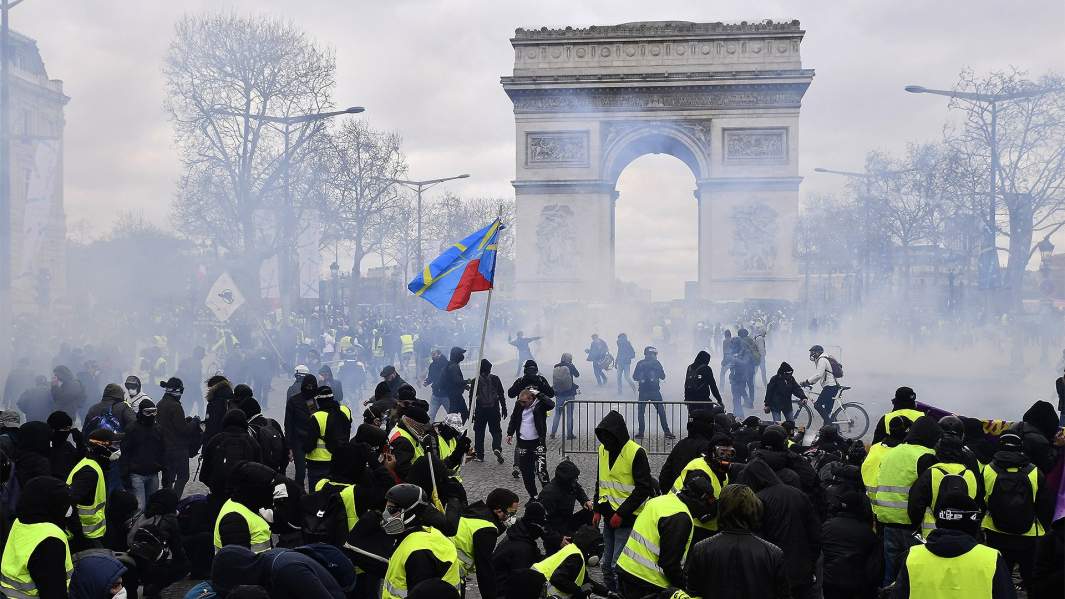 жёлтые жилеты протесты париж франция