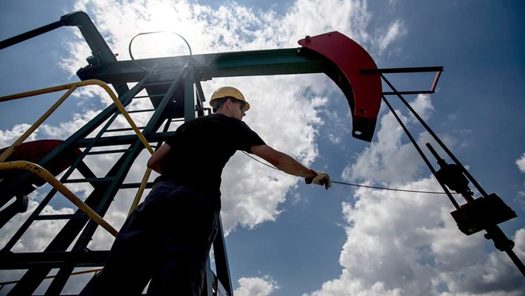 Рабочий на нефтяном месторождении