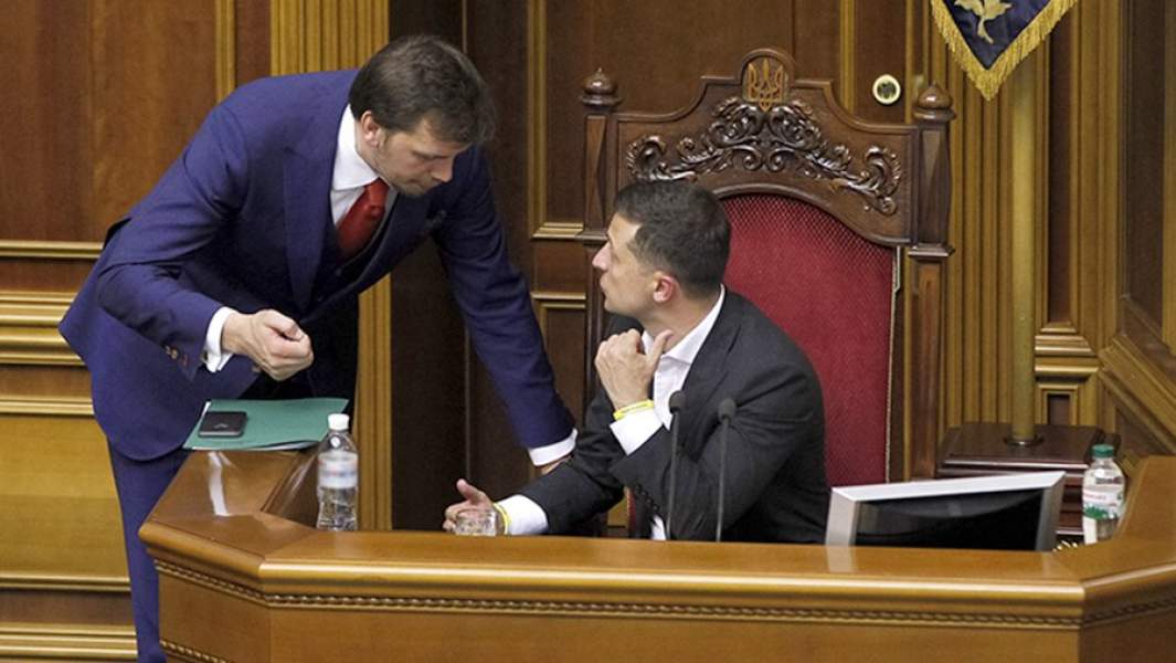 Президент Украины Владимир Зеленский (справа) и премьер-министр Украины Алексей Гончарук (слева) на первом заседании Верховной рады IX созыва, Киев